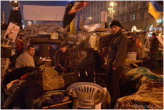 Activiste passant la nuit sur une barricade de Maidan, Kiev Ukraine - 23/12/2013, photo Bernard Grua DR