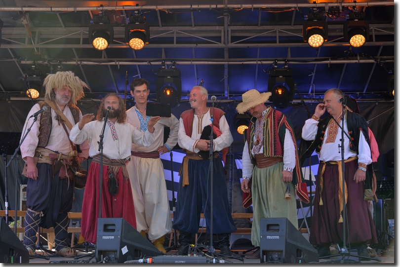 Chants cosaques, hymne national ukrainien sur la scène de la fête à la demande du Président de la Belle Angèle, Maurice Le Reste - 19/08/2017