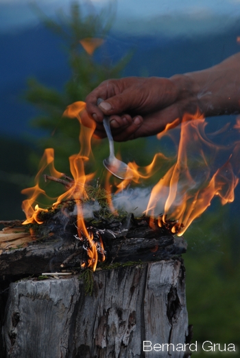 Sacrifice aux esprits de la mine de Batagol et à l'esprit de Jean-Pierre Alibert, 23 juillet 2008.