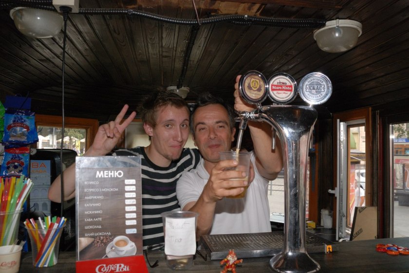 Derrière le bar avec Andrii dans un ancien wagon de tramway à Lviv, Ukraine