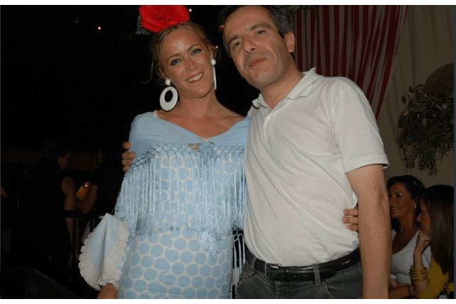 Belle Andalouse, à la tenue flamenca lors de la feria de St Miguel, Arcos de la Frontera. Espagne