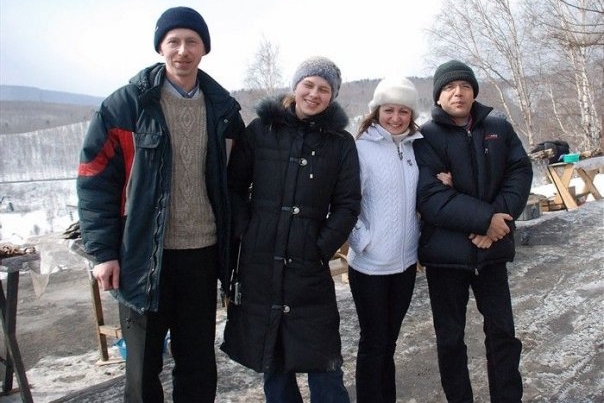 Bernard Grua, visite dans la vallée de la Tounka avec des amis russes d'Irkoutsk. Arrêt à Koultouk, promontoire sud-ouest au dessus du lac Baikal, Sibérie.