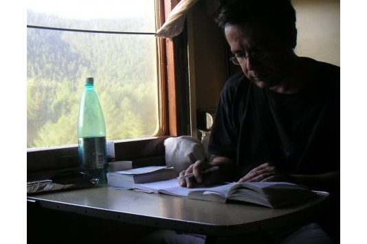 Bernard Grua, seul dans le "koupé" du Baikal Amour Magistral (BAM) à travers les montagnes et la taïga sibérienne.