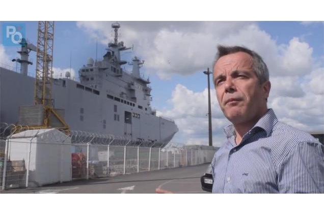 Bernard Grua dans une photo de "Presse Océan" devant le Mistral Vladivostok, à St Nazaire