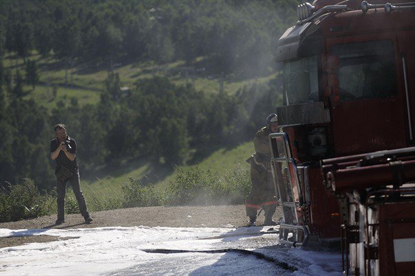 Bernard Grua photographie les pompiers de Koultouk maîtrisant un feu qui a embrasé un camion montant depuis la rive du Lac Baikal, Sibérie