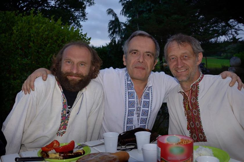Bernard Grua avec Taras B. et Miron H., le skipper et le charpentier de la tchaïka cosaque à Quéven, Bretagne.