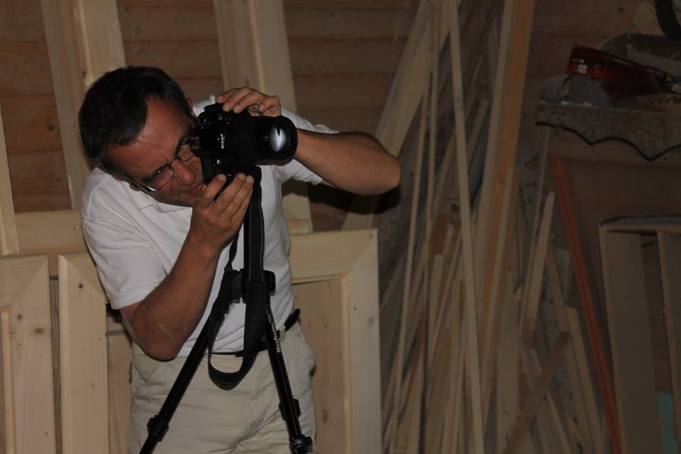 Bernard Grua photographiant dans un atelier d'artisan ébéniste, à Dzembronya, Carpates, Ukraine