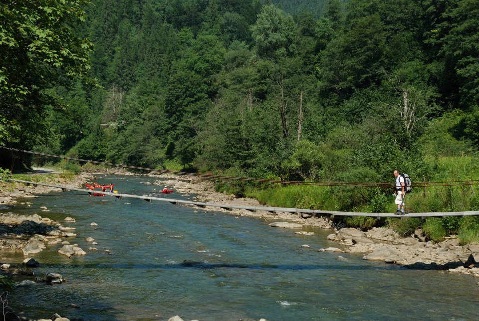 Bernard Grua franchisant un pont suspendu à Dzembronya dans les Carpates ukrainiennes.