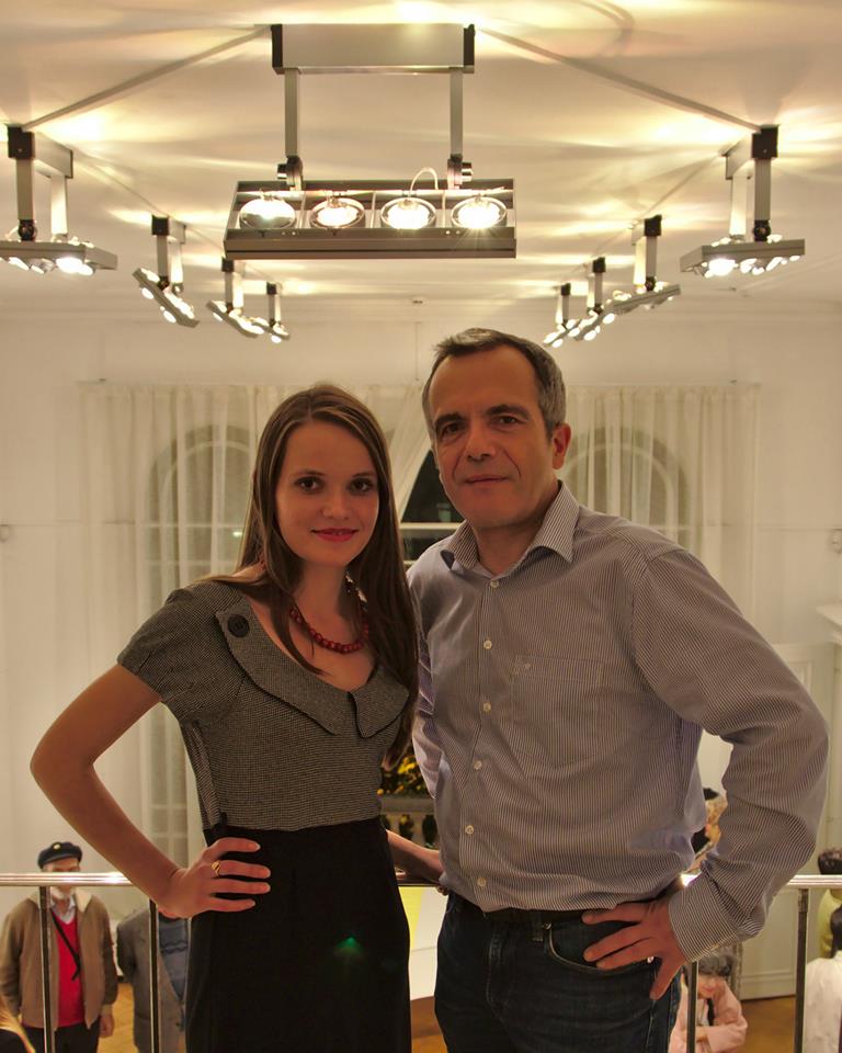 Bernard Grua, avec Olesia F., coorganisatrice de l'exposition de photos sur la révolution du Maidan. Institut Culturel Ukrainien, Paris