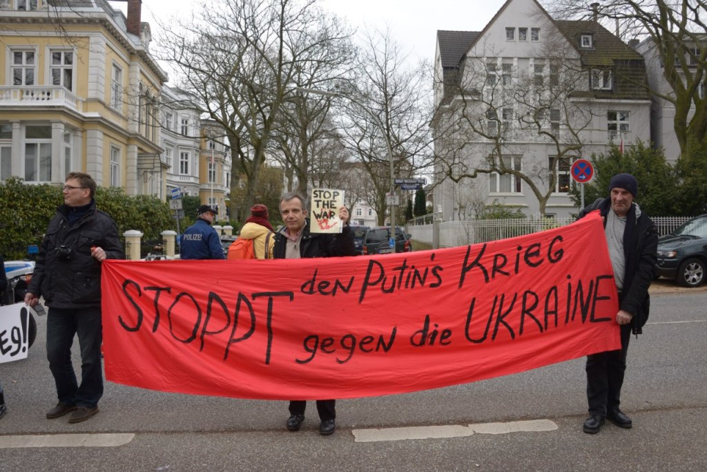 Bernard Grua, participation à la manifestation devant le consulat russe à Hambourg, Allemagne, contre la guerre de Poutine en Ukraine, 2 mars 2014
