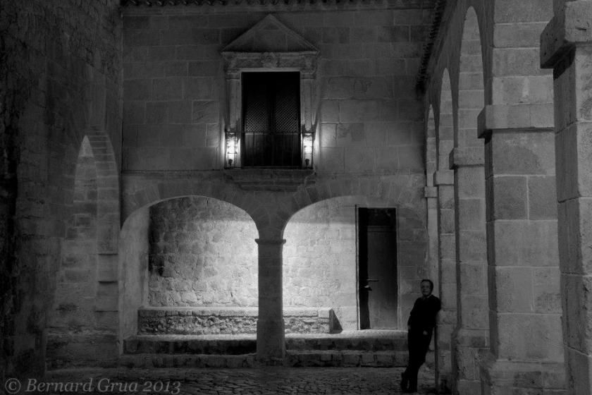Bernard Grua dans la chicane d'accès à l'ancienne ville haute fortifiée d'Ibiza, Baléares, Espagne.