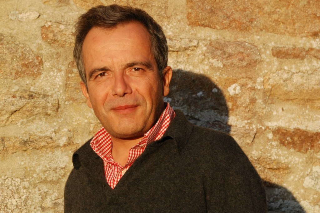 Bernard Grua, une fin d'après-midi d'été, devant la maison familiale en Centre Bretagne