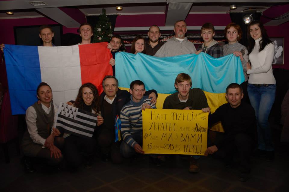 Bernard Grua remet le poster nantais de soutien à Euromaidan au club d'Ivano-Frankivsk, Ukraine. 28/12/2013