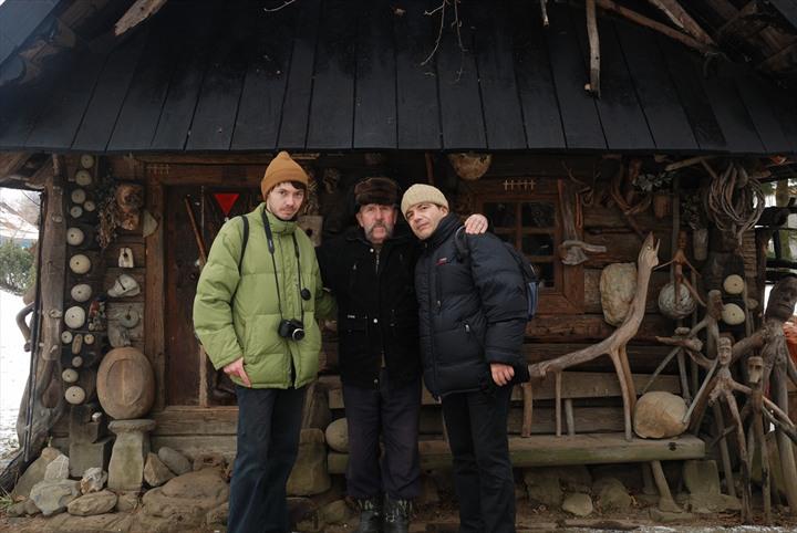 Bernard Grua avec Pavlo K. et le propriétaire du musée de Kosmatch, Carpates, Ukraine
