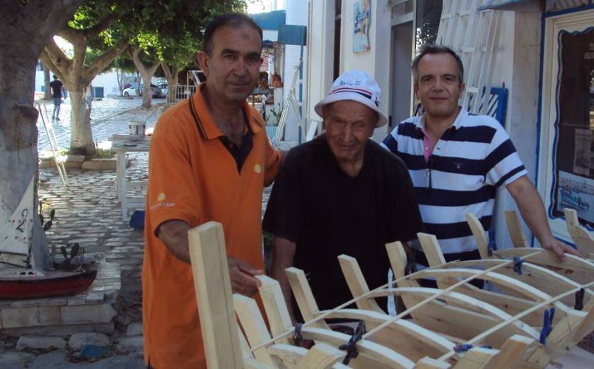 Bernard Grua, avenue des fatimides, avec Nabil Sfaxi, maquettiste à Mahdia, et le Rais M'Hamed, plus ancien pêcheur Mahdois, Sahel, Tunisie.