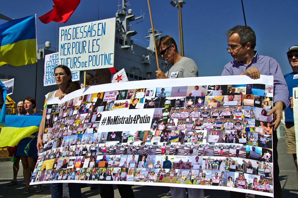 Bernard Grua, selfies No Mistrals for Putin en tête de la manifestation du 7 septembre 2014