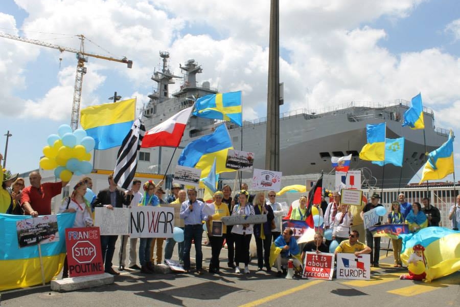 Bernard Grua, deuxième manifestation contre la livraison des navires Mistral à Vladimir Poutine. Saint Nazaire 29 juin 2014 - No Mistrals for Putin - Barrière