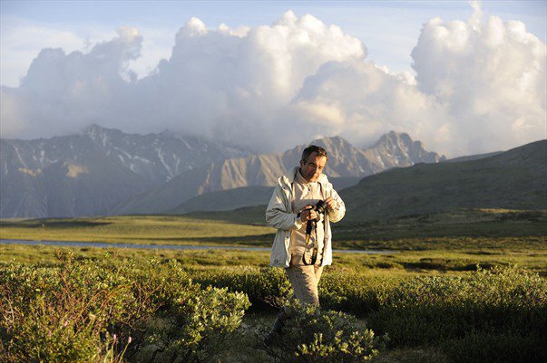 Bernard Grua dans le soleil rasant au pied du Munku Sardyk délimitant la frontière mongole, dans les Monts Saian orientaux, Sibérie