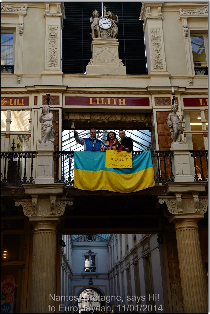 Bernard Grua: flashmob de soutien à la révolution ukrainienne d'Euromaidan, avec Luc et Sacha dans le passage Pommeraye, Nantes