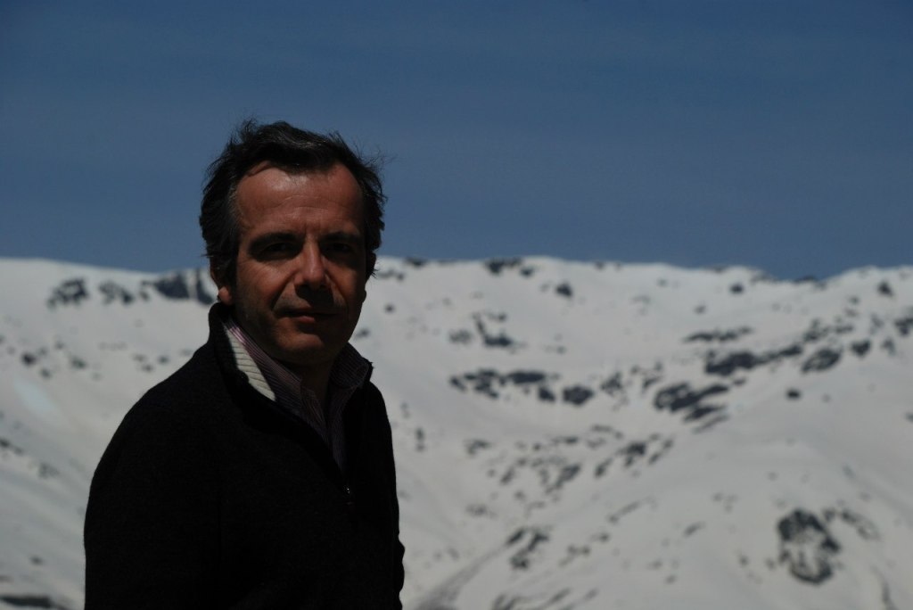 Bernard Grua, devant la caldera du Mulhacen, plus haut sommet d'Espagne continentale, Alpurrajas, Andalousie