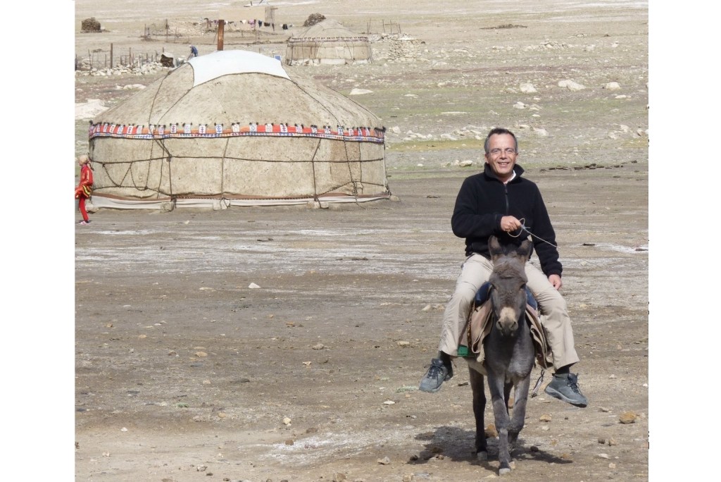 Bernard Grua sur un âne dans un jailoo Kirghiz près de Rangkul, Pamir, Tadjikistan