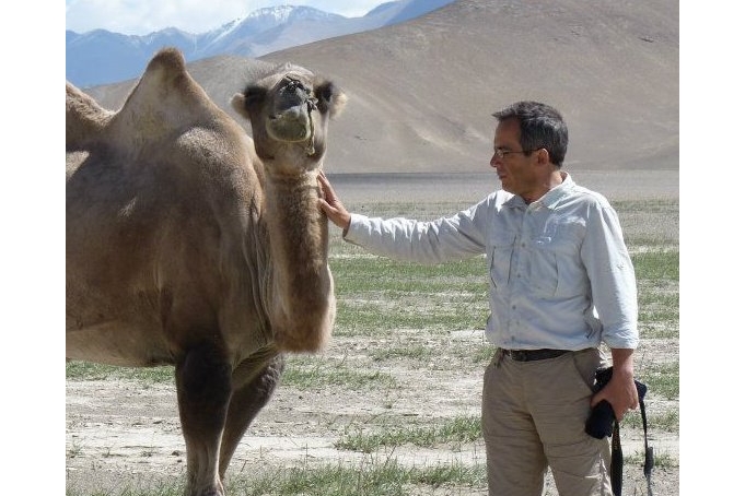 Bernard Grua avec un chameau de Bactriane à Rangkul, Pamir, Tadjikistan