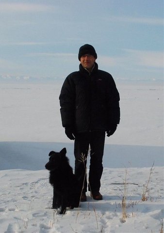 Bernard Grua sur les bords du grand lac Baïkal à Port Baikal, terminus du Circum-bakail. Ce chien nous a accueilli lorsque nous sommes arrivés . Il a dormi devant la porte de la gare qui nous hébergeait. Il nous a accompagné pendant toutes nos promenades dans le village et ne laissait ni hommes, ni bêtes nous approcher.