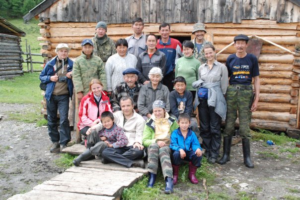 Bernard Grua avec une famille d'éleveurs soyots et des visiteurs russes dans une estive des Mont Saian orientaux, plateau de l'Oka, Sibérie