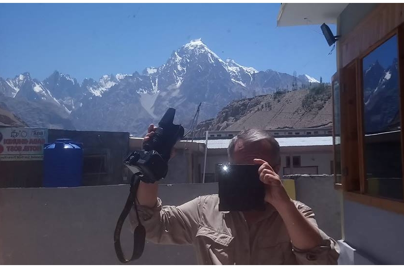 Bernard Grua, "selfie" en utilisant le reflet d'une vitre fumée, avec le déclenchement malencontreux du flash, à Sost dans le Karakoram.