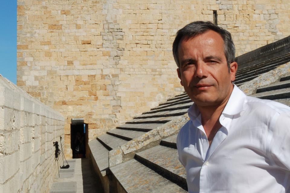 Bernard Grua sur le toit de l'église des Saintes Marie de la Mer, Camargue