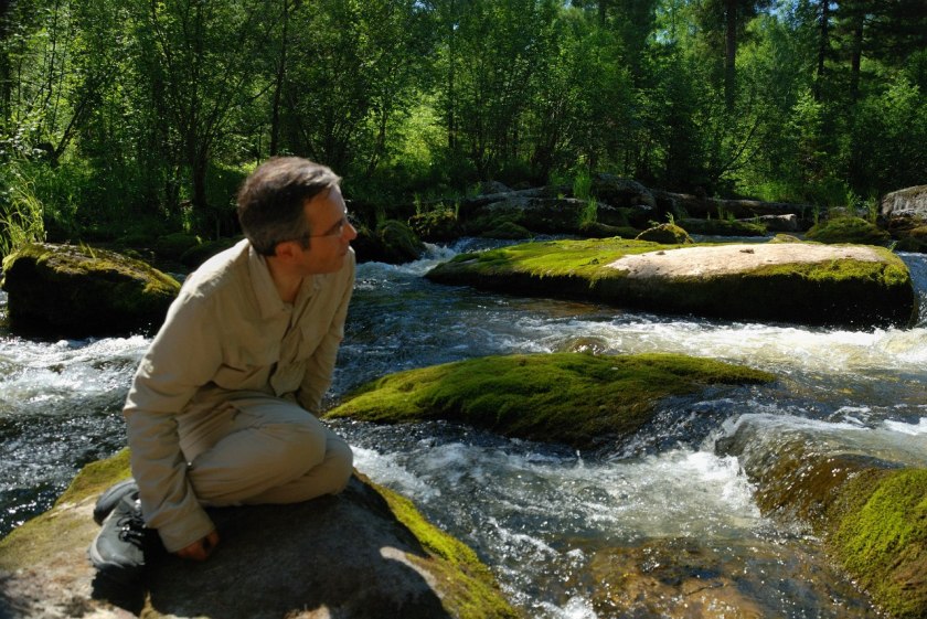 Bernard Grua sur un rocher dans une rivière dans la taïga sibérienne, Oblast d'Irkoutsk.