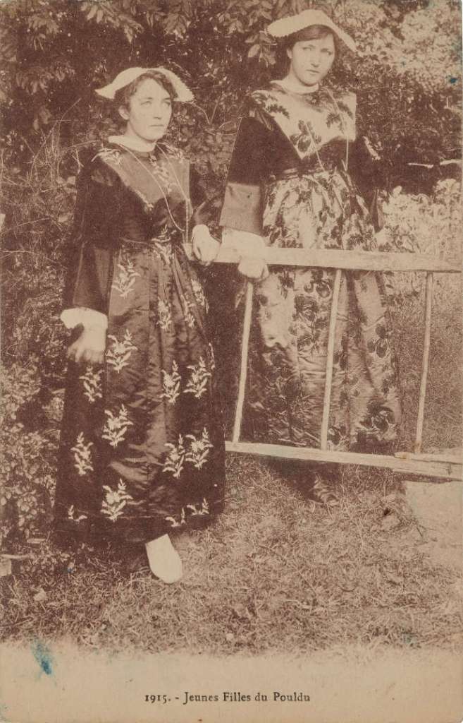 « Jeunes Filles du Pouldu » (Finistère, Bretagne, France, 1927 (?). Carte postale, impression photomécanique. MUCEM/YVES INCHIERMAN