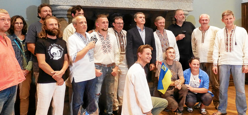 L'ambassadeur d'Ukraine en France, Oleg Shamshur, aux côtés de Laurent Lesiourd et de toute l'équipe des artistes ukrainiens, qui a restauré la chajka Presviata Pokrova.