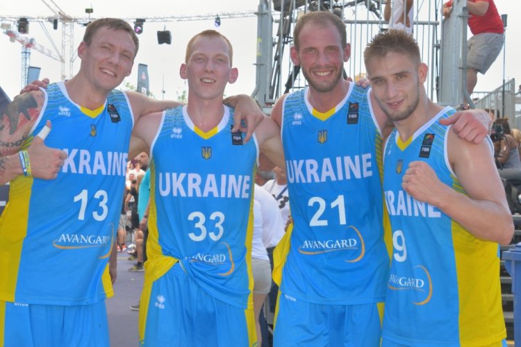 Bernard Grua, En ce moment se tient, à Nantes, «The Bridge», un événement destiné à commémorer le centième anniversaire de l'arrivée des Américains à St Saint-Nazaire pendant la première guerre mondiale. A cette occasion, dimanche 25 juin 2017, sera donné le départ d'une course entre Saint-Nazaire et New York faisant concourir le paquebot «Queen Mary 2» et quatre trimarans géants. Faisant partie de l'événement, dans le centre de Nantes, sur le site des anciens chantiers navals, se tient le championnat du Monde de basket «trois contre trois». L'Ukraine y est représentée par une équipe féminine (Oksana Mollova, Kristina Filevich, Ganna Zarytska, Darya Zavidna) et une équipe masculine (Sasha Kobets, Stas Timofeyenko, Maksim Zakurdiev, Dmitry Lipovstev). Oleg Yushkin, coach de l'équipe masculine ukrainienne du basket 3X3, nous a fait part de ses premières impressions.