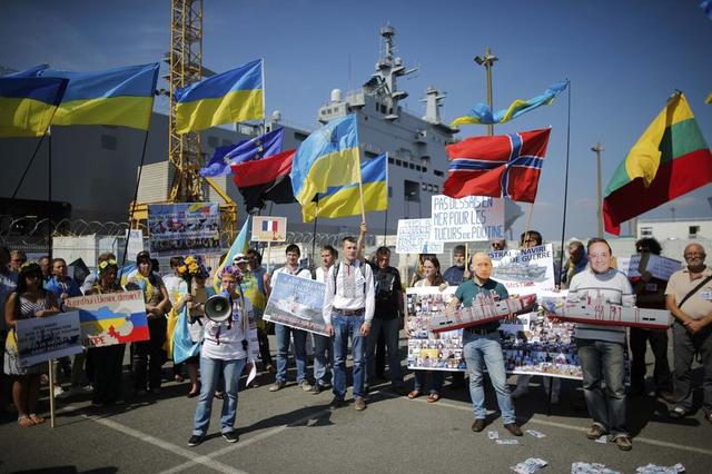 Bernard Grua, Mistral - Partisans et opposants à la livraison de porte-hélicoptères Mistral à la Russie ont manifesté dimanche à Saint-Nazaire (Loire-Atlantique) au pied du premier des deux navires, fustigeant tous l'indécision de François Hollande. /Photo prise le 7 septembe 2014/REUTERS/Stéphane Mahé
