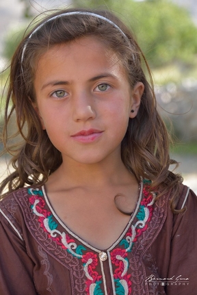 Petite fille wakhie de Passu, Haute Hunza appartenant à l'ethnie et à la confession religieuse objets de la haine vicérale de Ramla Akhtar 