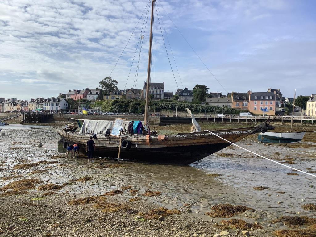 Козацька чайка «Пресвята Покрова»: Латання отвору під час відпливу