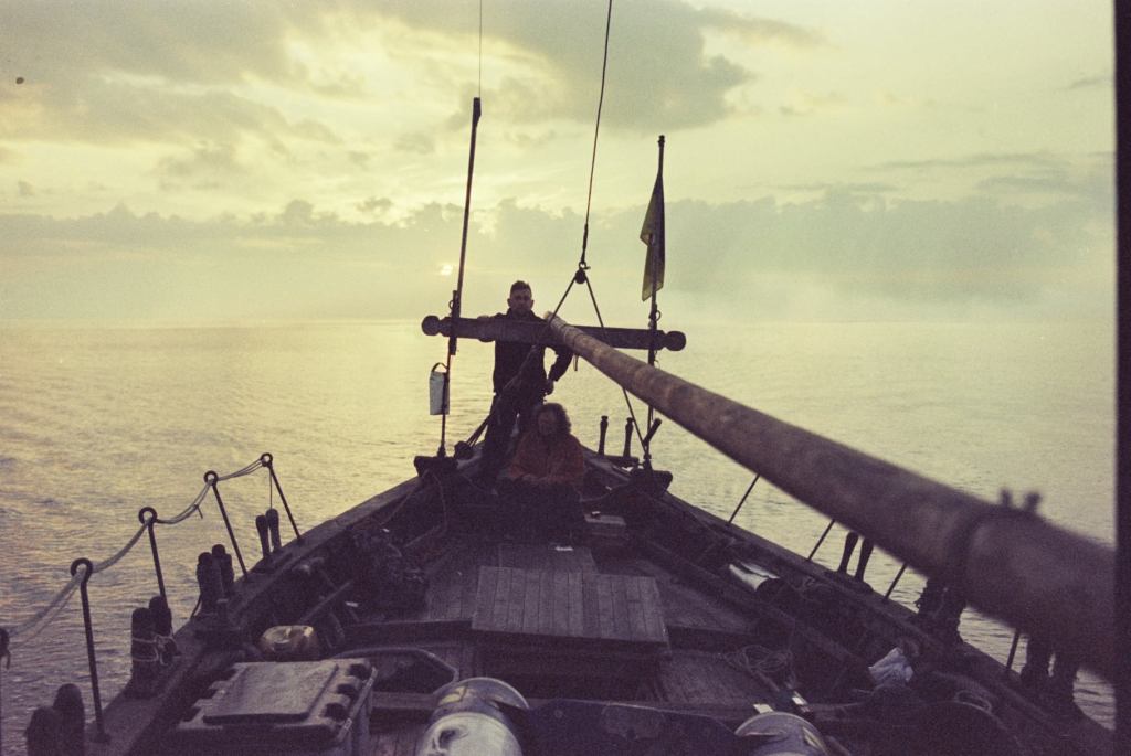 Іль о Мутон & архіпелагу Ґленан у тумані, Козацька чайка «Пресвята Покрова», Світлини Юліана Куклевського