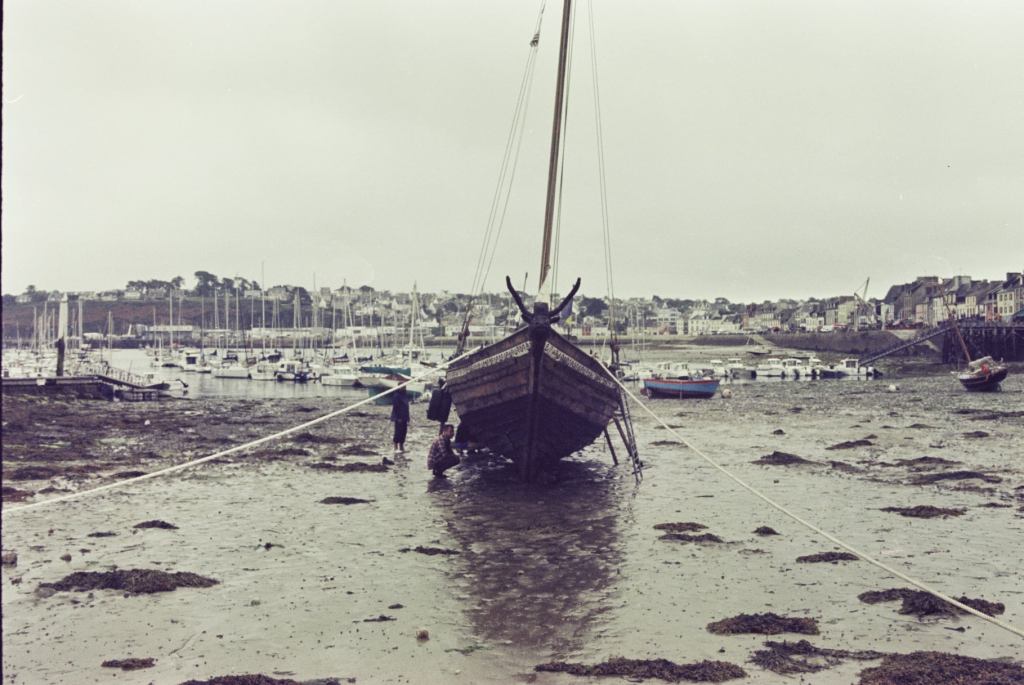 Латання отвору під час відпливу, Козацька чайка «Пресвята Покрова», Світлини Юліана Куклевського