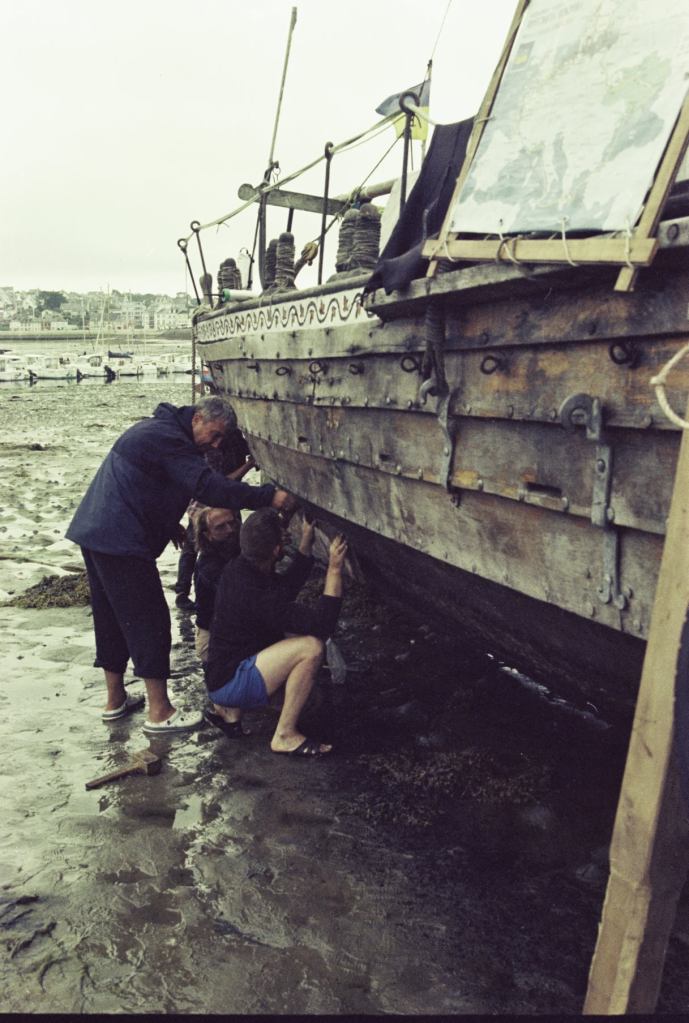 Латання отвору під час відпливу, Козацька чайка «Пресвята Покрова», Світлини Юліана Куклевського