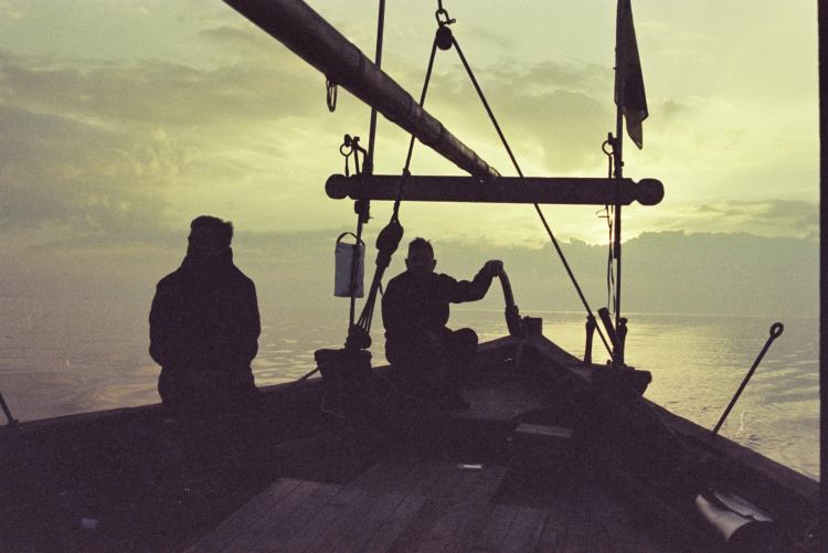 Іль о Мутон & архіпелагу Ґленан у тумані, Козацька чайка «Пресвята Покрова», Світлини Юліана Куклевського