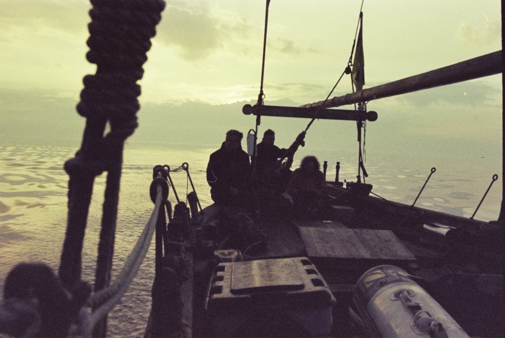 Іль о Мутон & архіпелагу Ґленан у тумані, Козацька чайка «Пресвята Покрова», Світлини Юліана Куклевського