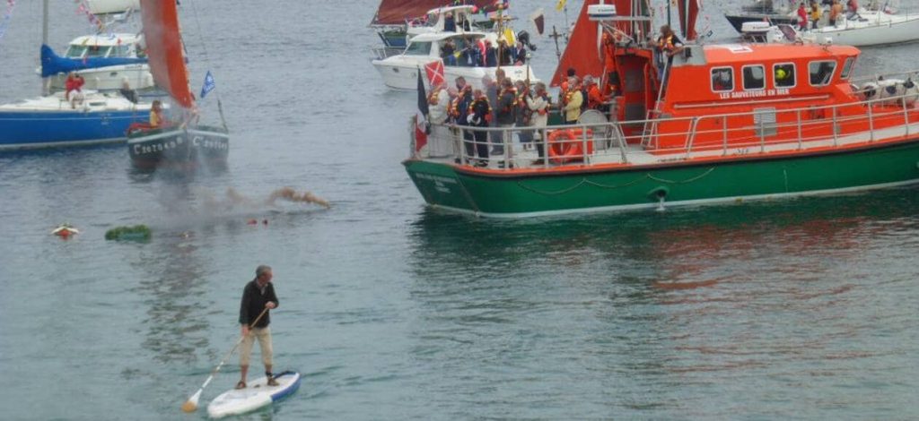 Козацька чайка «Пресвята Покрова»: Цьогорічна несподіванка: участь SUP-дошки під час церемонії запускання квітів на честь зниклих в морі (Фото видання Ouest-France)