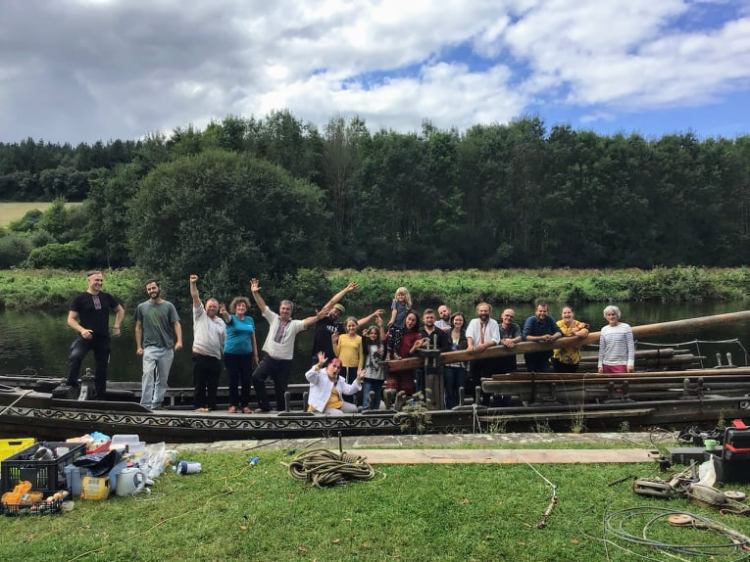 Фото: "Чайка "Пресвята Покрова" на морській частині р.Ольн зі своїм екіпажем Козаків та друзями з Пор-Лоне і Шатолена. Фото Бернар дель Валле Денейро (або Берні)"