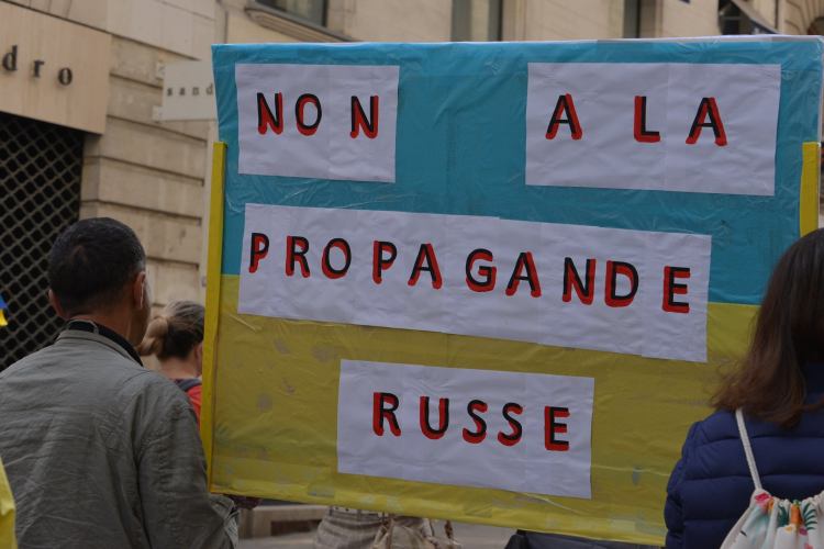 Manifestation du 27/03/2022: "Soutien à la résistance ukrainienne", "Non à la propagande russe", rue Crébillon, Nantes - Photo: Bernard Grua