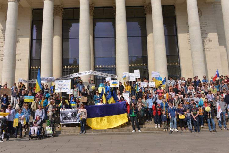 Manifestation du 27/03/2022: "Soutien à la résistance ukrainienne", "Non à la propagande russe", théatre Graslin, Nantes - Photo: Bernard Grua