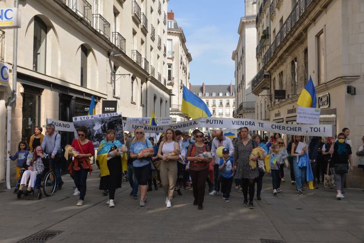 Маніфестація 27 березня 2022: « Підтримка українського спротиву », « Ні російській пропаганді », вулиця Кребійон, Нант - Фото: Бернар Ґрюа