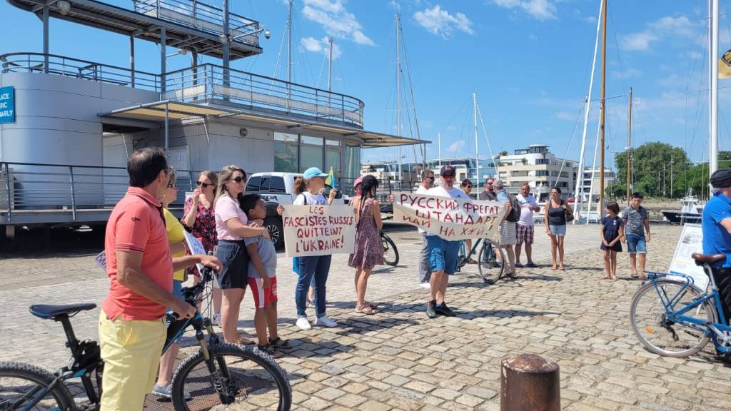 Shtandart, Vladimir Martus, à la Rochelle flashmob àcôté du bateau, avec Michel Balique et amis des Grands Voiliers