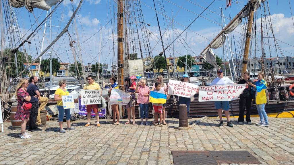 Shtandart, Vladimir Martus, à la Rochelle flashmob devant le bateau, avec Michel Balique et amis des Grands Voiliers