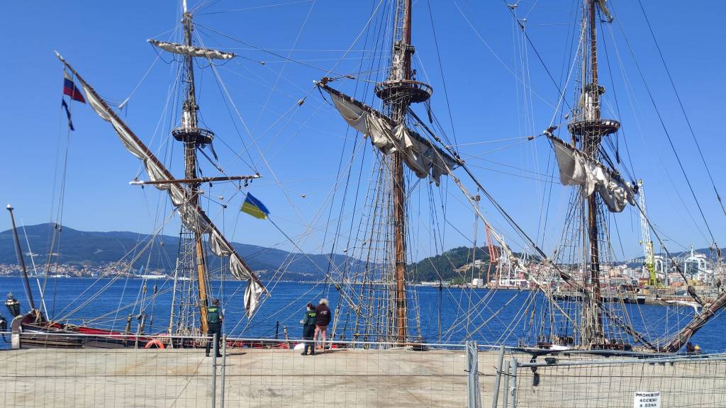 Aidons l'Ukraine 17: le Shtandart isolé dans le port de Vigo et contrôlé par la Guardia Civil pour arborer le pavillon ukrainien, 23 juillet 2022